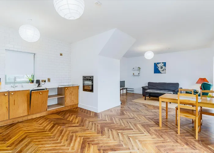 Semesterbostad Beautiful 3 Bed House, Sleeps 5 - No 4 Lyrath *